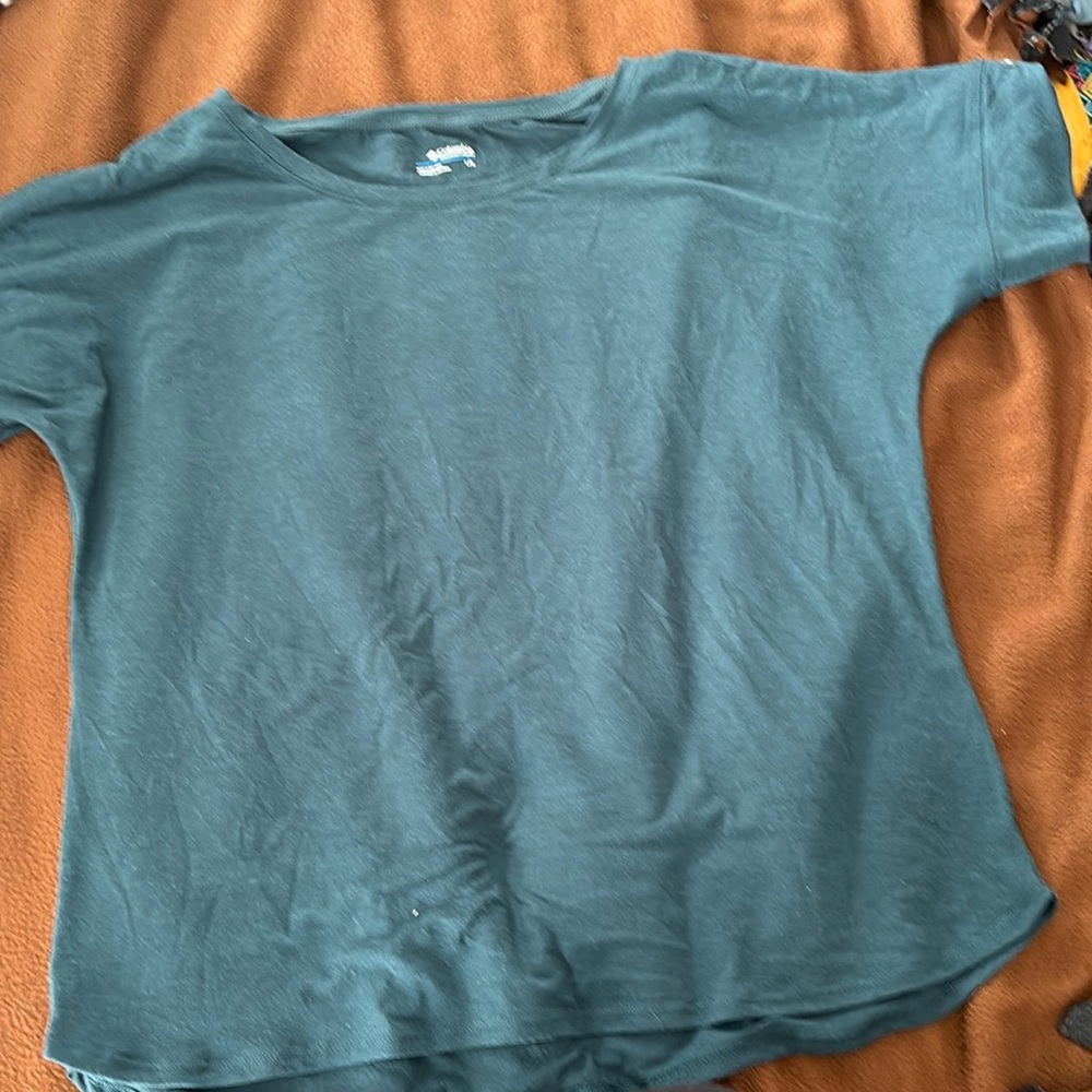 Columbia short sleeve t-shirt Size L. Dark green